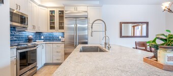 Beautiful West Village three bedroom, Large living area, free WiFi