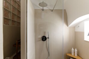 Dusche, Haartrockner, Handtücher, Seife