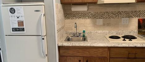 Kühlschrank, Mikrowelle, Herdplatte, Wasserkocher mit Kaffee-/Teezubehör