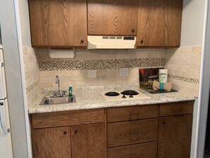 Frigorífico, microondas, placa de cocina y cafetera o tetera