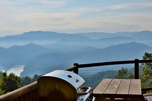 Outdoor dining - Ahh Time Flies at a mountain cabin with scenic view (Bryson City)