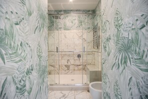 Een douche, een haardroger, een bidet, handdoeken