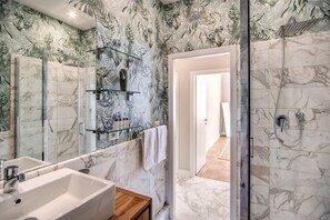 Een douche, een haardroger, een bidet, handdoeken