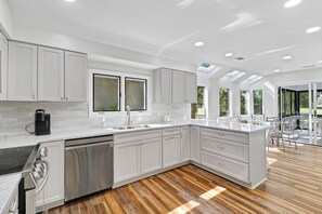 冷蔵庫、電子レンジ、オーブン、コンロ