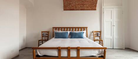 1 soverom, skrivebord, reiseseng for barn og wi-fi (inkludert)