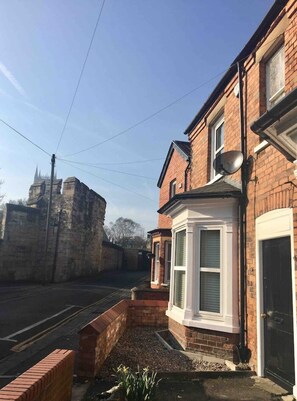 Exterior - Cathedral Quarter House with parking for 2 cars. 5 mins walk to Cathedral (LINCOLN)