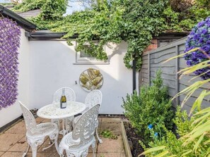 Outdoor dining - Cathedral Quarter House with parking for 2 cars. 5 mins walk to Cathedral (LINCOLN)