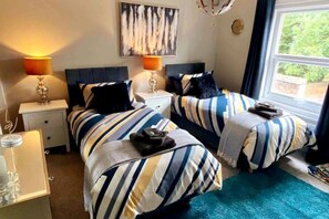 2 bedrooms, desk, soundproofing, iron/ironing board - Cathedral Quarter House with parking for 2 cars. 5 mins walk to Cathedral (LINCOLN)