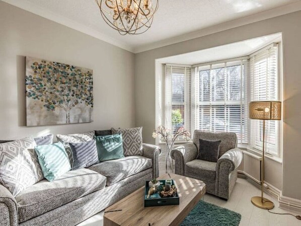 Smart TV, fireplace, DVD player - Cathedral Quarter House with parking for 2 cars. 5 mins walk to Cathedral (LINCOLN)