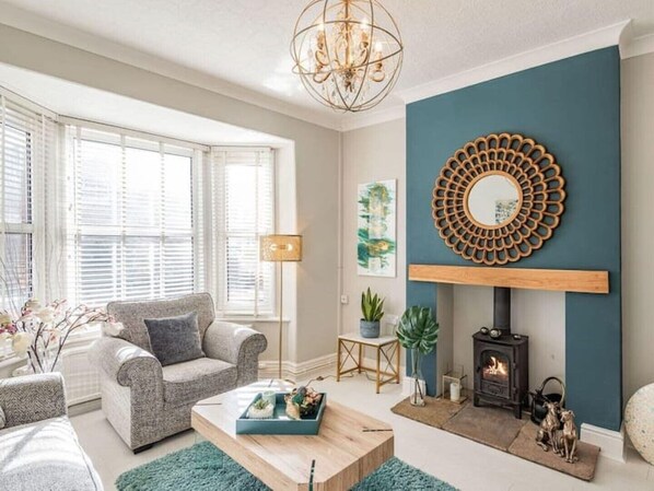 Smart TV, fireplace, DVD player - Cathedral Quarter House with parking for 2 cars. 5 mins walk to Cathedral (LINCOLN)