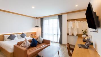 Studio Suite | Minibar, desk, blackout drapes, soundproofing