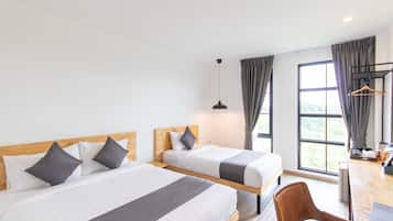 Dreibettzimmer | Minibar, Schreibtisch, Verdunkelungsvorhänge, schallisolierte Zimmer