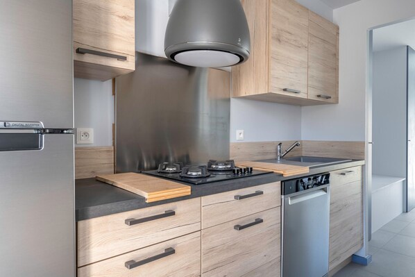 ثلاجة، ميكروويف، فرن، غسالة أطباق