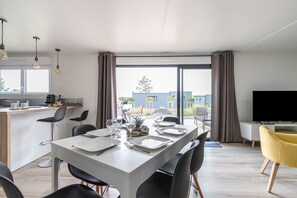 Dining - Air-cond. chalet for 6 - Communal heated pool (Bretignolles-sur-Mer)