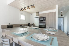Kühlschrank, Mikrowelle, Ofen, Geschirrspüler