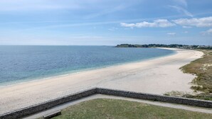 A coastal beach with a stone wall and a grassy area in the foreground. - Superb sea view - Holidays for 5 people in Arzon (Arzon)
