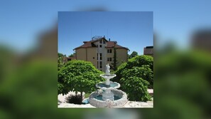 Vista frontal de la propiedad