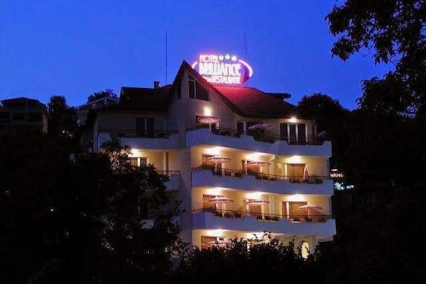 Vista frontal de la propiedad