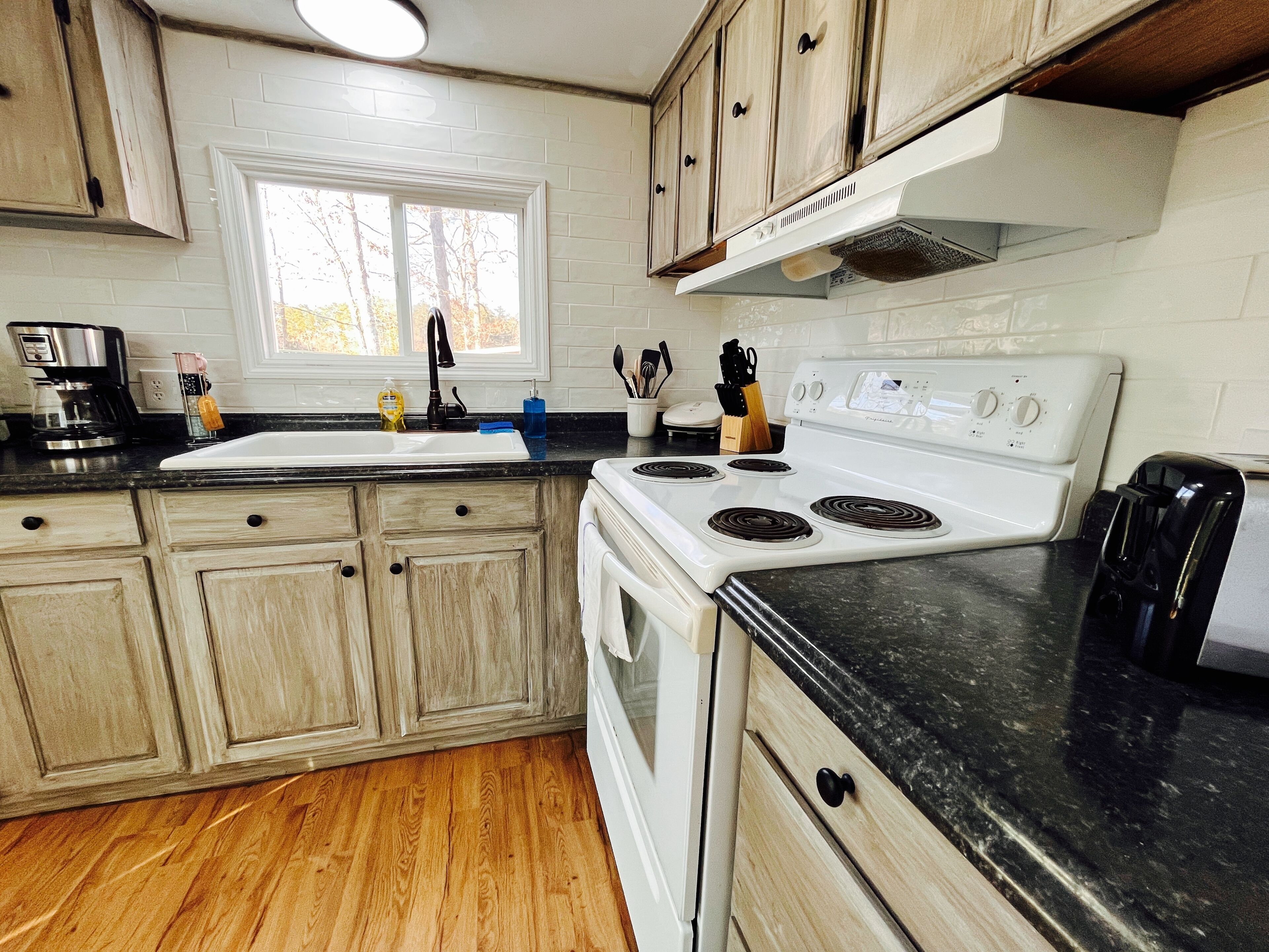 Kjøleskap, mikrobølgeovn, ovn og kokeplater