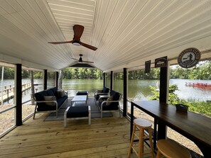 Outdoor dining - Fishing Paradise. Super relaxing 2-bedroom Lakefront with AMAZING Screened porch (Prosperity)