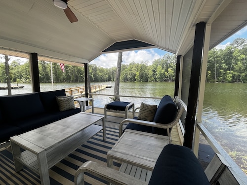 Fishing Paradise. Super relaxing 2-bedroom Lakefront with AMAZING Screened porch