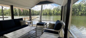 Fishing Paradise. Super relaxing 2-bedroom Lakefront with AMAZING Screened porch