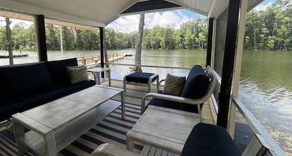 Fishing Paradise. Super relaxing 2-bedroom Lakefront with AMAZING Screened porch