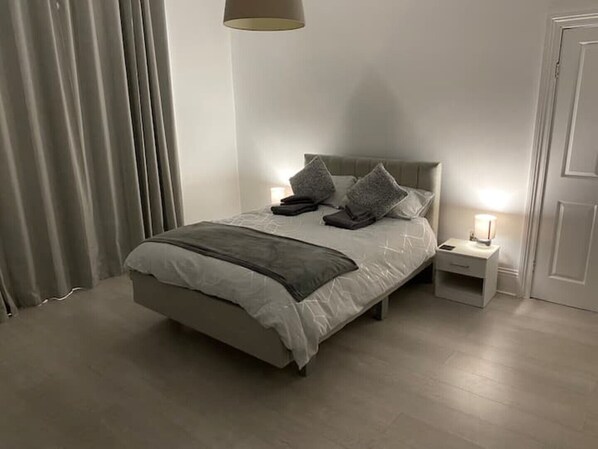 5 Schlafzimmer, Schreibtisch, Bügeleisen/Bügelbrett, kostenloses WLAN