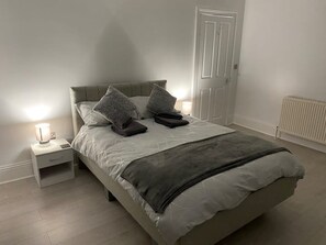 5 Schlafzimmer, Schreibtisch, Bügeleisen/Bügelbrett, kostenloses WLAN