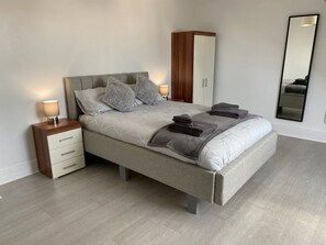 5 bedrooms, desk, iron/ironing board, free WiFi - New Day Properties-Great house and location (South Shields)