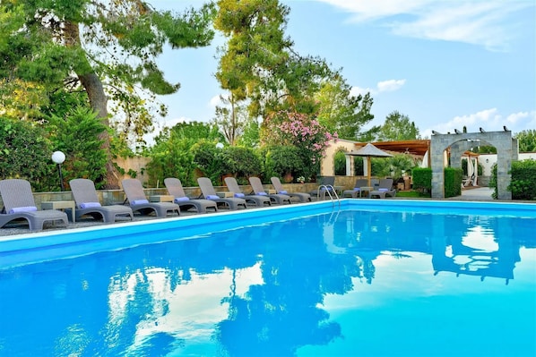 Seasonal outdoor pool - Stefania Hotel (Eretria)