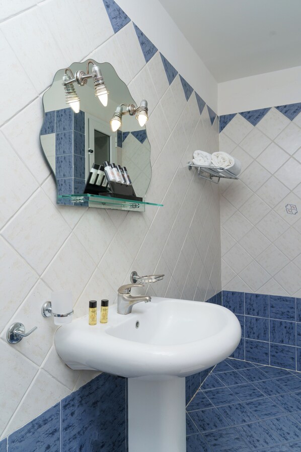 Standard dubbelrum - 1 dubbelsäng | Badrum | Gratis toalettartiklar, hårtork och handdukar