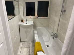 Dusche, Handtücher, Seife, Toilettenpapier