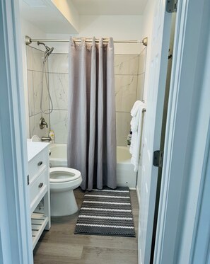 Elite Apartment | Bathroom | Combined shower/tub, free toiletries, hair dryer, towels