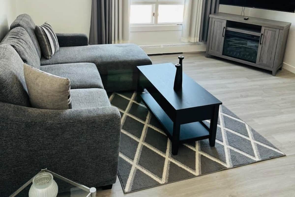 Premier Apartment | Ruang tamu | 55 inci sebuah televisyen pintar dengan digital, TV, Netflix