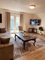 Apartamento luxo | Área de estar | Smart TV 55 polegadas com canais digitais, TV, Netflix