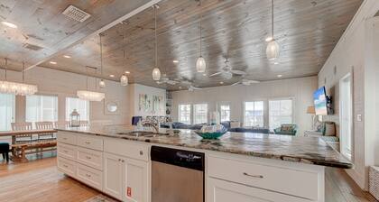 Big Kahuna, A Luxurious Seaside Home with PRIVATE POOL !!