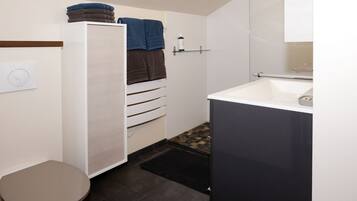 Bruser, hårtørrer, håndklæder