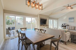 Dining - 7 Genoa: Harbour Town Home! Rooftop Deck, Pool, Free Bikes, Dog Friendly (Hilton Head Island)