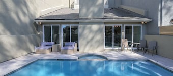 7 Genoa: Harbour Town Home! Rooftop Deck, Pool, Free Bikes, Dog Friendly