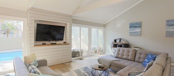 7 Genoa: Harbour Town Home! Rooftop Deck, Pool, Free Bikes, Dog Friendly