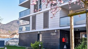 Un edificio moderno con el nombre