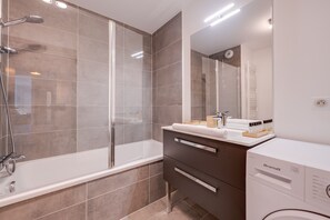 Amenidades de baño gratuitas, secadora de cabello, toallas 