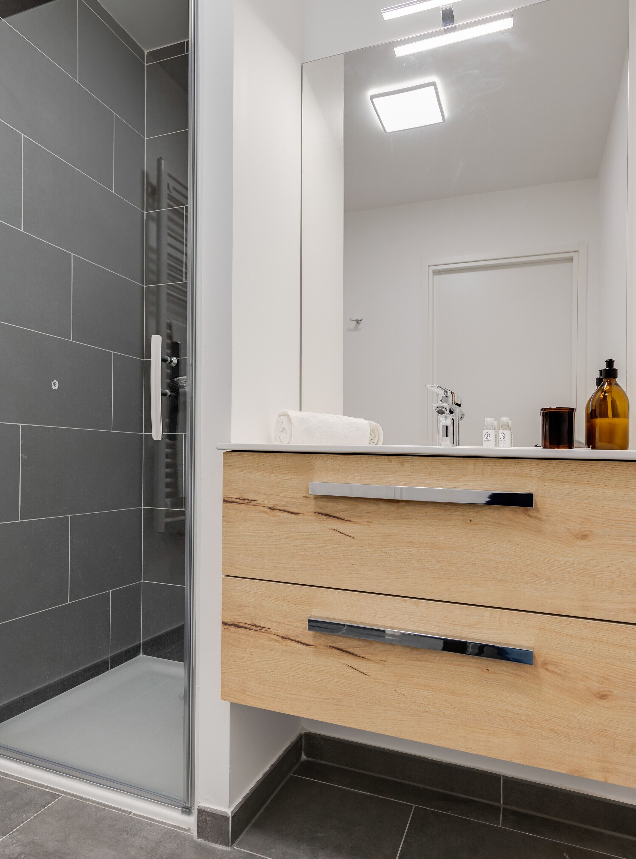 Een douche, gratis toiletartikelen, een haardroger, handdoeken