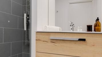 Een douche, gratis toiletartikelen, een haardroger, handdoeken