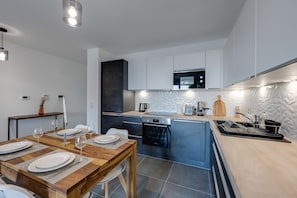 Fridge, microwave, oven, stovetop - Le Paradis - Beautiful T2 ideally located with garage (Annecy)