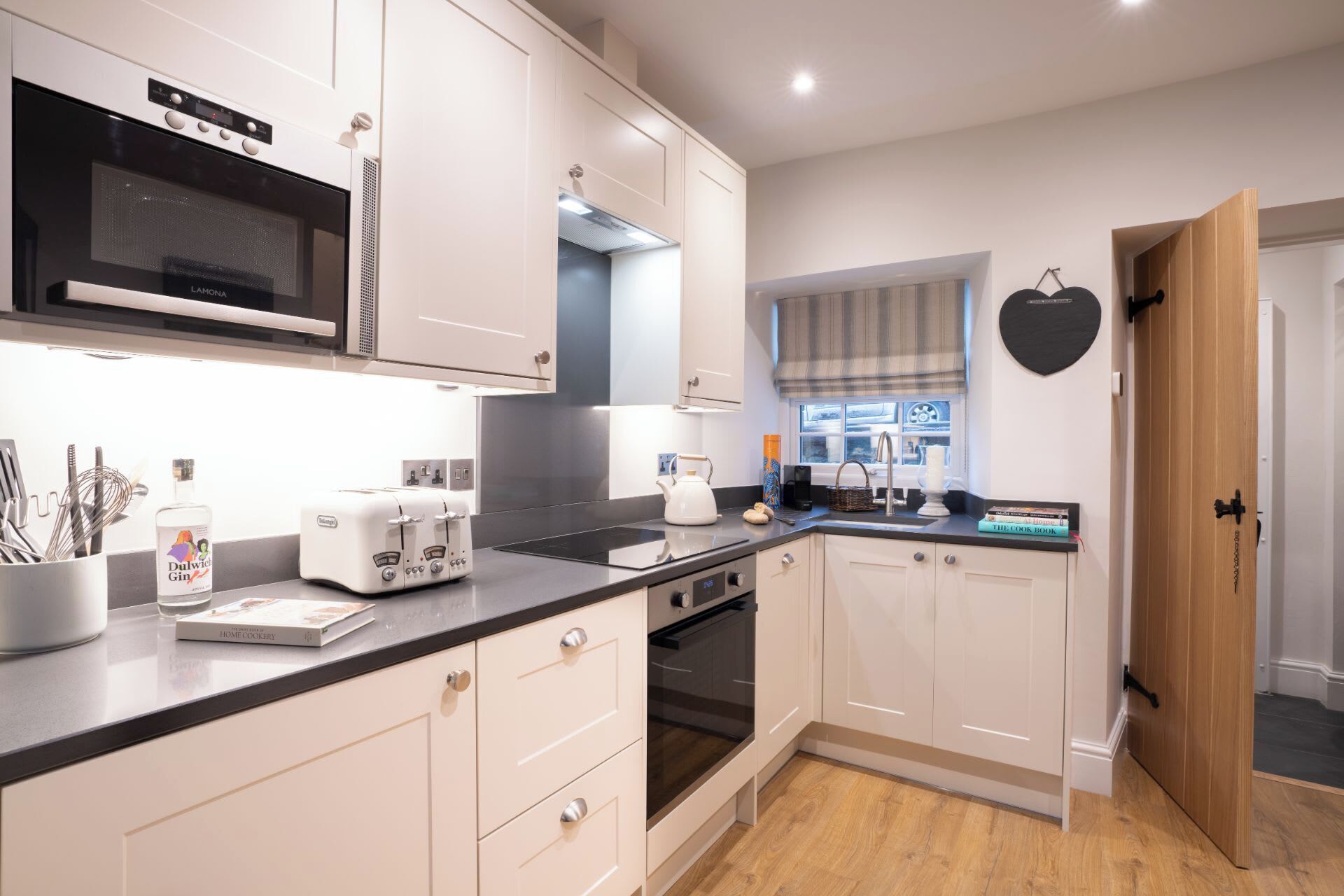 Kylskåp, mikrovågsugn, ugn och spishäll