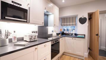 Kylskåp, mikrovågsugn, ugn och spishäll