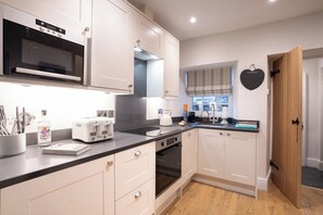 Frigorifero, microonde, forno, piano cottura