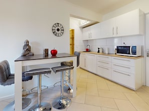 Geladeira, micro-ondas, cooktop, cafeteira/chaleira